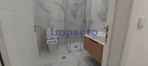 Loja para arrendar em São João da Madeira.