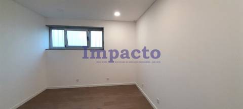 Loja para arrendar em São João da Madeira.