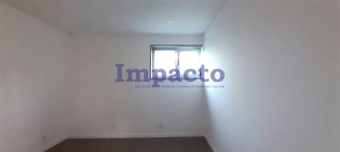 Loja para arrendar em São João da Madeira.