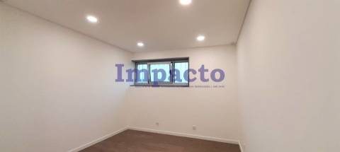 Loja para arrendar em São João da Madeira.