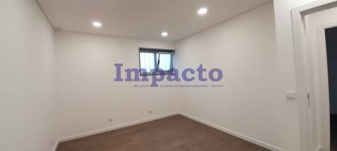 Loja para arrendar em São João da Madeira.