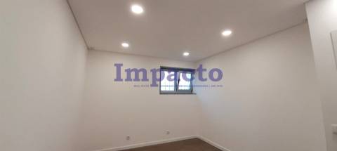 Loja para arrendar em São João da Madeira.