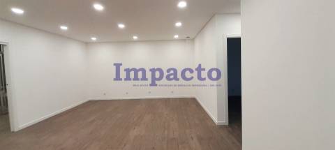 Loja para arrendar em São João da Madeira.