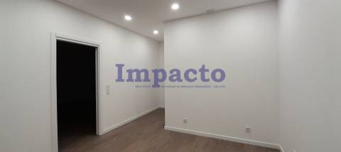 Loja para arrendar em São João da Madeira.