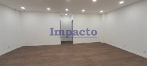 Loja para arrendar em São João da Madeira.