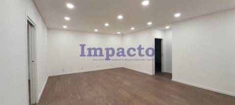 Loja para arrendar em São João da Madeira.