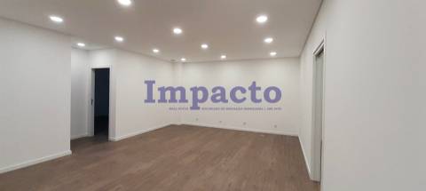 Loja para arrendar em São João da Madeira.