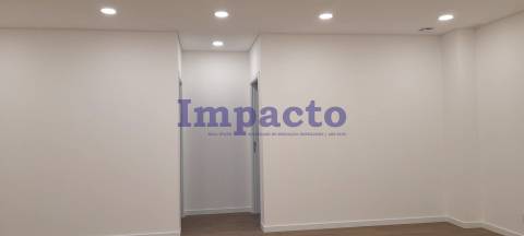 Loja para arrendar em São João da Madeira.