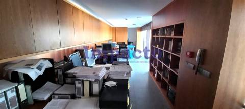 Escritório para arrendar em São João da Madeira.