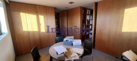 Escritório para arrendar em São João da Madeira.