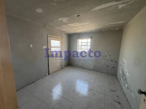 Moradia T3 para remodelar em Vila de Cucujães.