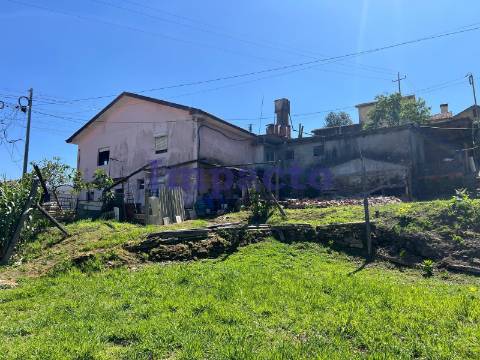 Moradia T3 para remodelar em Vila de Cucujães.
