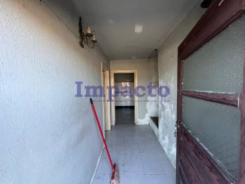 Moradia T3 para remodelar em Vila de Cucujães.