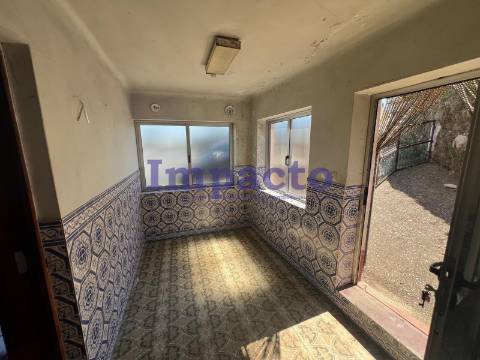 Moradia T3 para remodelar em Vila de Cucujães.