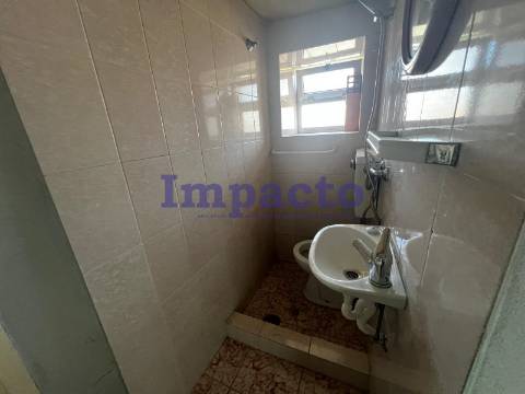 Moradia T3 para remodelar em Vila de Cucujães.