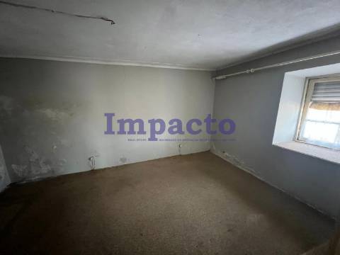Moradia T3 para remodelar em Vila de Cucujães.
