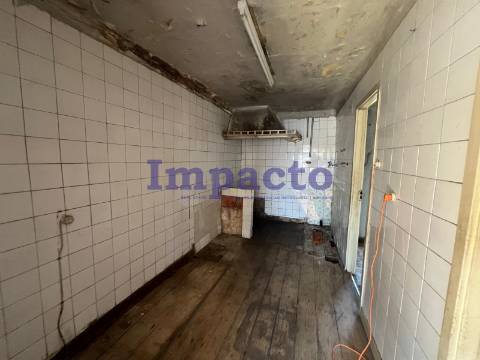 Moradia T3 para remodelar em Vila de Cucujães.