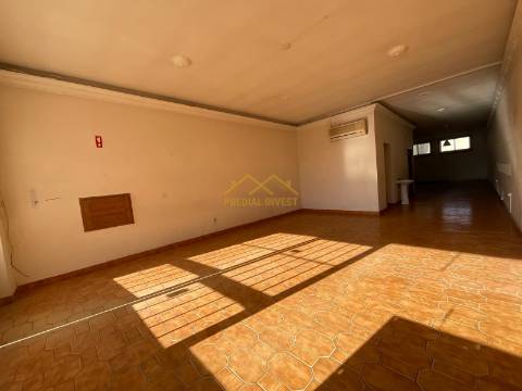 Loja perta das escolas na Figueira da Foz