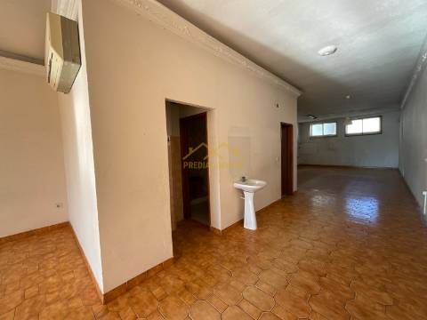 Loja perta das escolas na Figueira da Foz