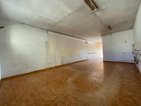 Loja perta das escolas na Figueira da Foz