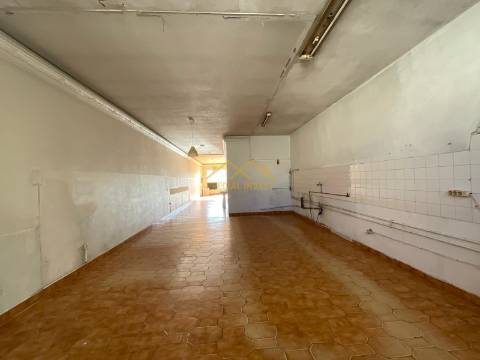 Loja perta das escolas na Figueira da Foz