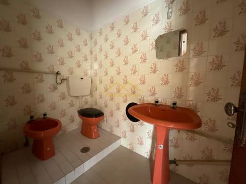 Loja perta das escolas na Figueira da Foz