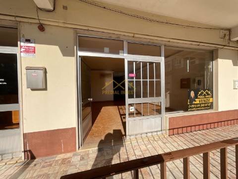 Loja perta das escolas na Figueira da Foz