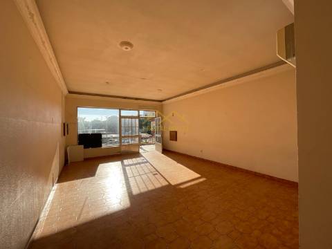 Loja perta das escolas na Figueira da Foz