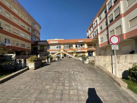 Loja perta das escolas na Figueira da Foz