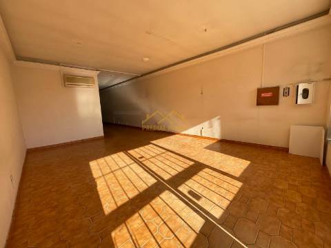 Loja perta das escolas na Figueira da Foz