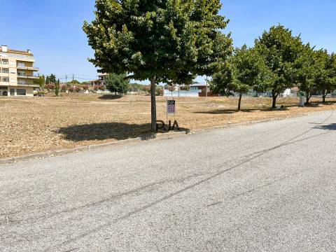 Lote de terreno para construção de prédio em Nelas