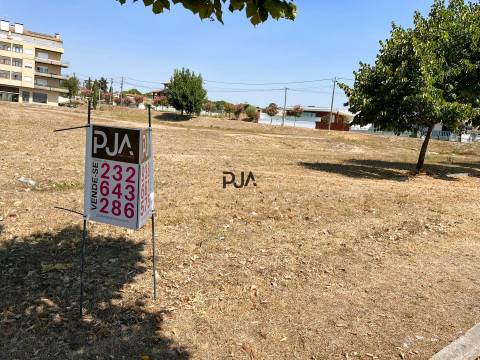 Lote de terreno para construção de prédio em Nelas