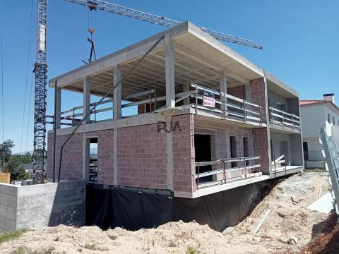 Moradia Geminada T3 em Nelas