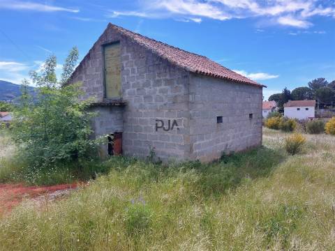 Terreno com viabilidade de construção em Vila Cortês