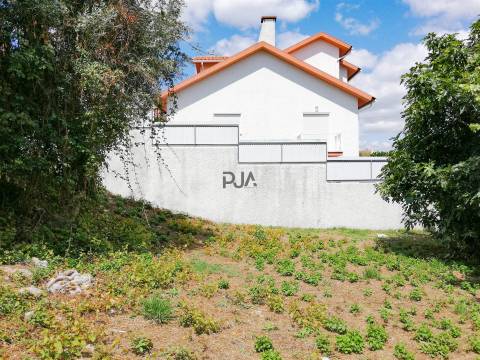 Lote para construção em Cubos