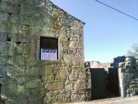 Moradia em granito para Restaurar em Devesa