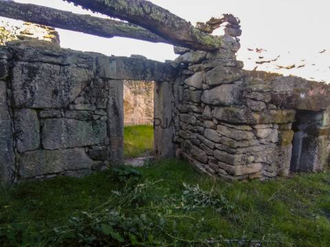 Moradia em granito para Restaurar em Devesa