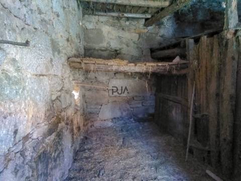 Moradia em granito para Restaurar em Devesa