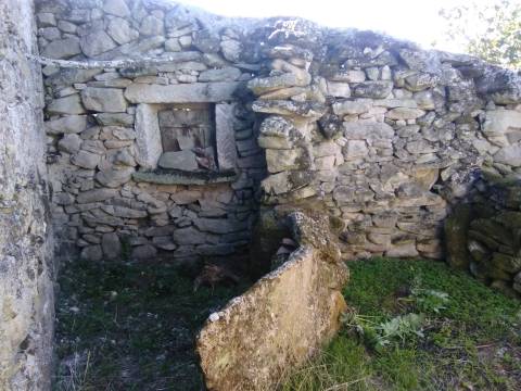 Moradia em granito para Restaurar em Devesa