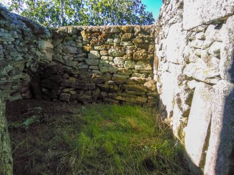 Moradia em granito para Restaurar em Devesa