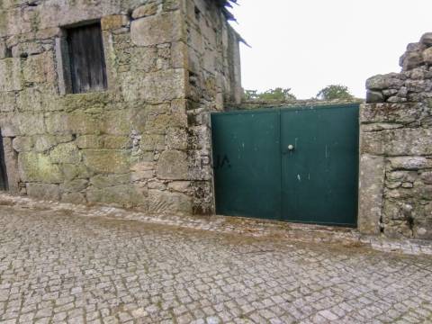 Moradia em granito para Restaurar em Devesa