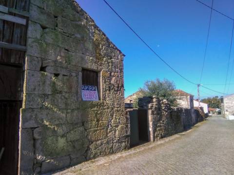 Moradia em granito para Restaurar em Devesa