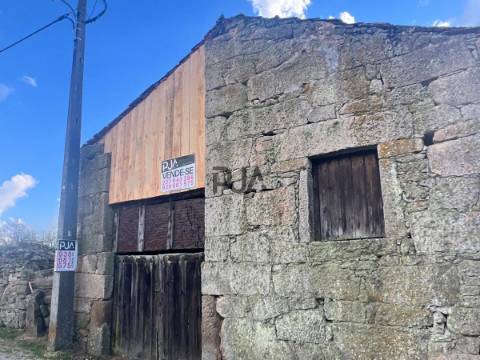 Moradia em granito para Restaurar em Devesa