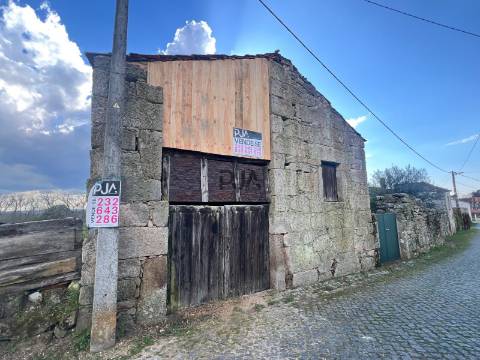 Moradia em granito para Restaurar em Devesa