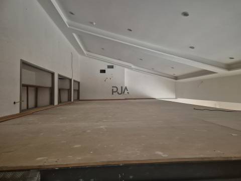 2 Lojas juntas para arrendar em Pombal Fashion