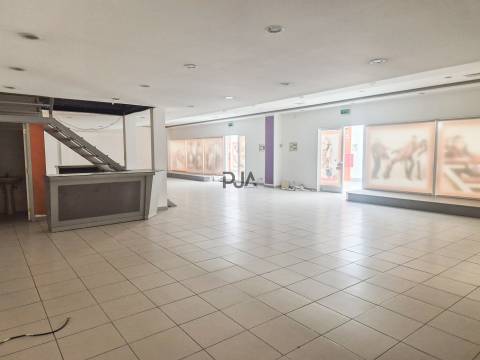 2 Lojas juntas para arrendar em Pombal Fashion