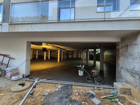 Arrenda-se espaço de arrumos ou garagem