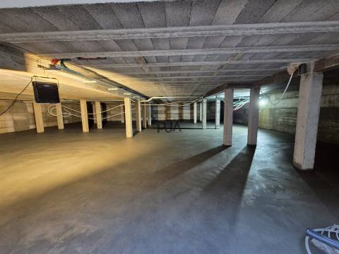 Arrenda-se espaço de arrumos ou garagem