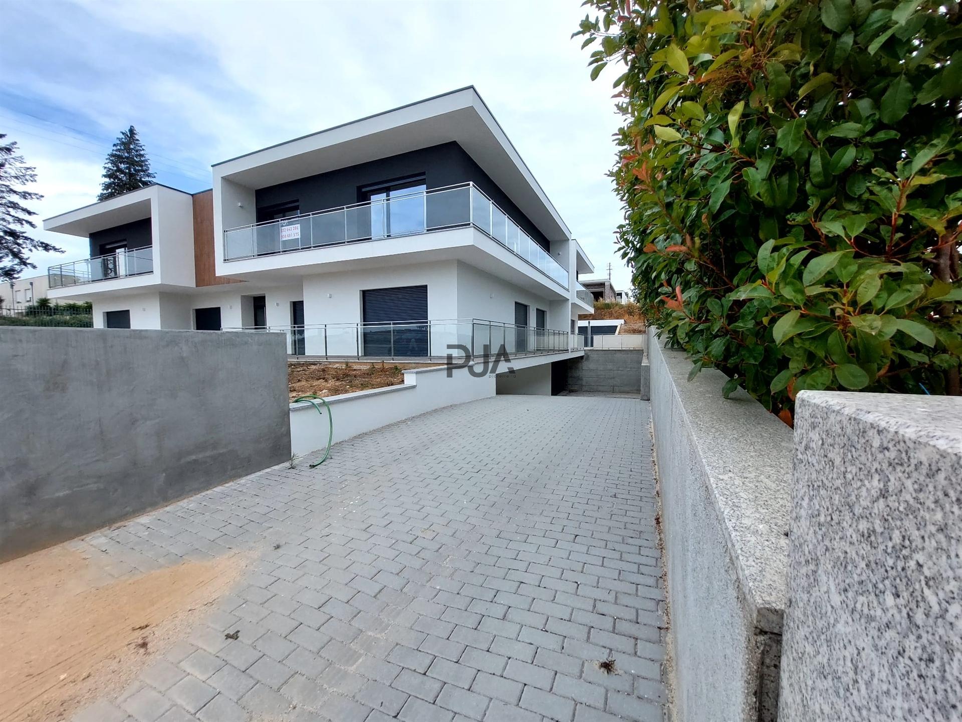 Arrenda-se espaço de arrumos ou garagem