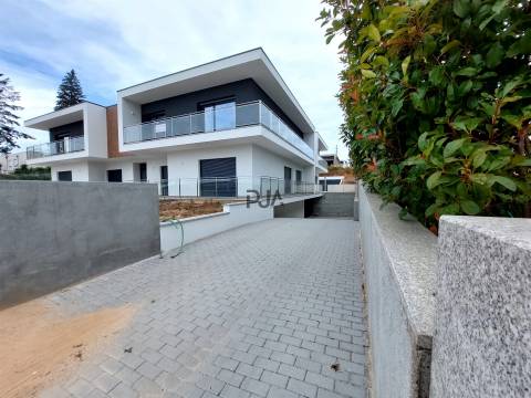 Arrenda-se espaço de arrumos ou garagem